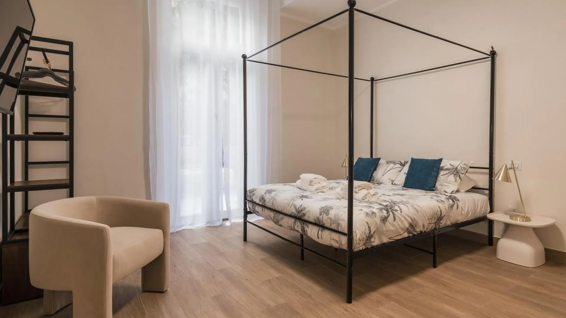 C3 Top Class Apartment, 2 Camere Da Letto, 2 Bagni, Giardino Distante 15 Minuti A Piedi Da Fontana Di Trevi Rome 0*,  Italy